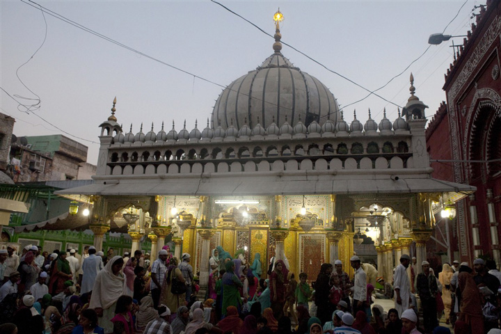 Visit Nizamuddin Dargah