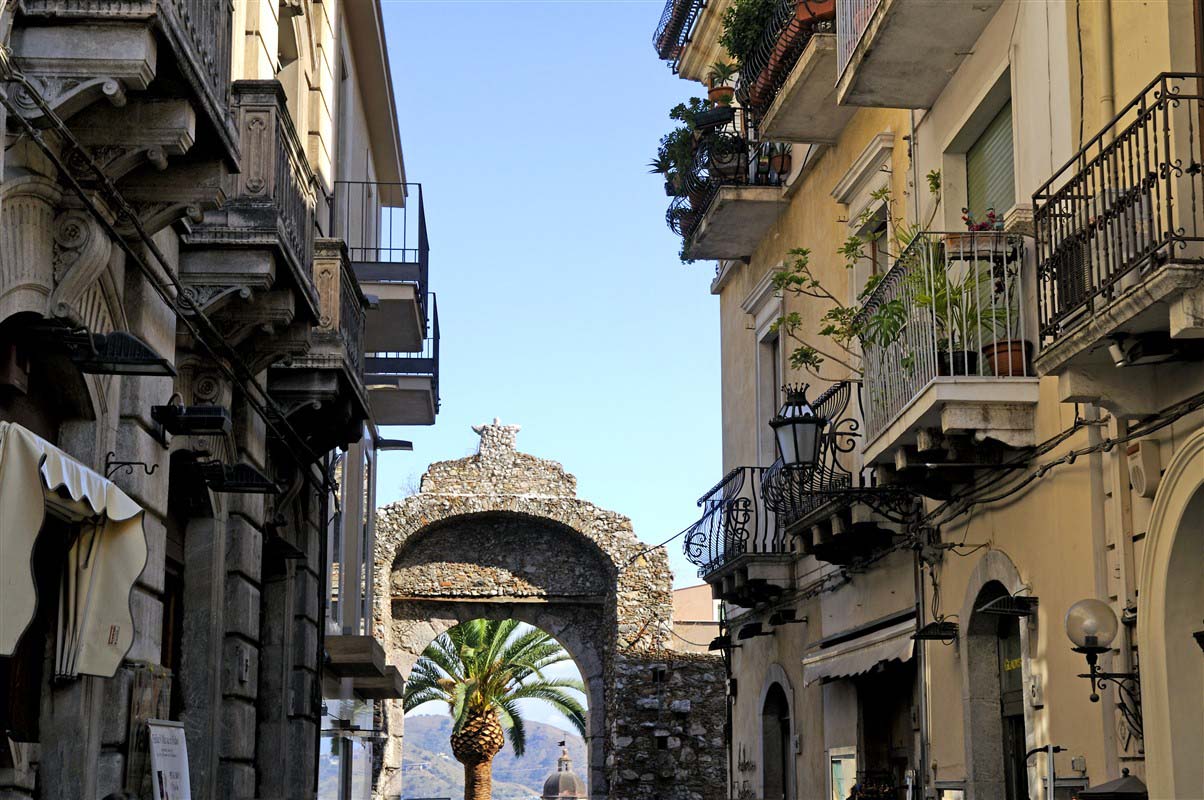 Street with ancient arch - Italy