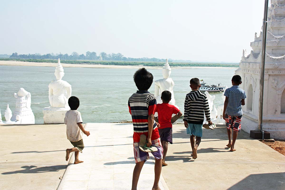 Kids in temple - Myanmar