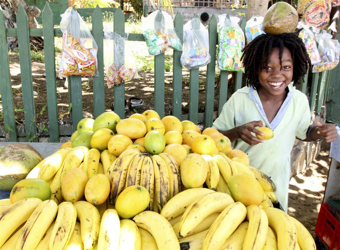 Fruits and kid - Saint Vincent et The Grenadines
