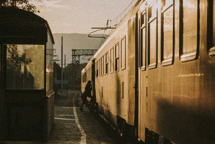Train © Carmen Laezza/Unsplash